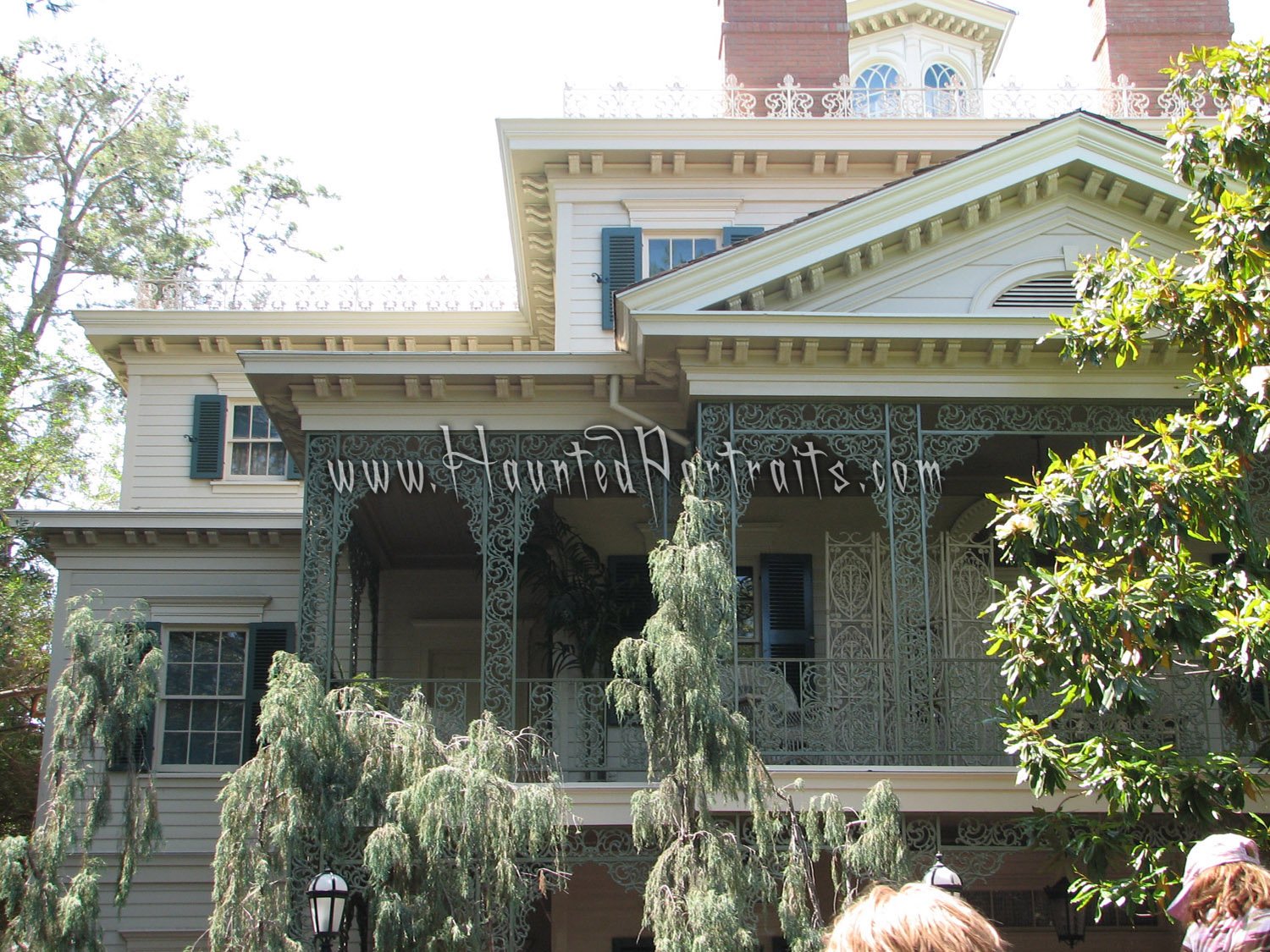 ironworkonthefrontofthehauntedmansion.jpg