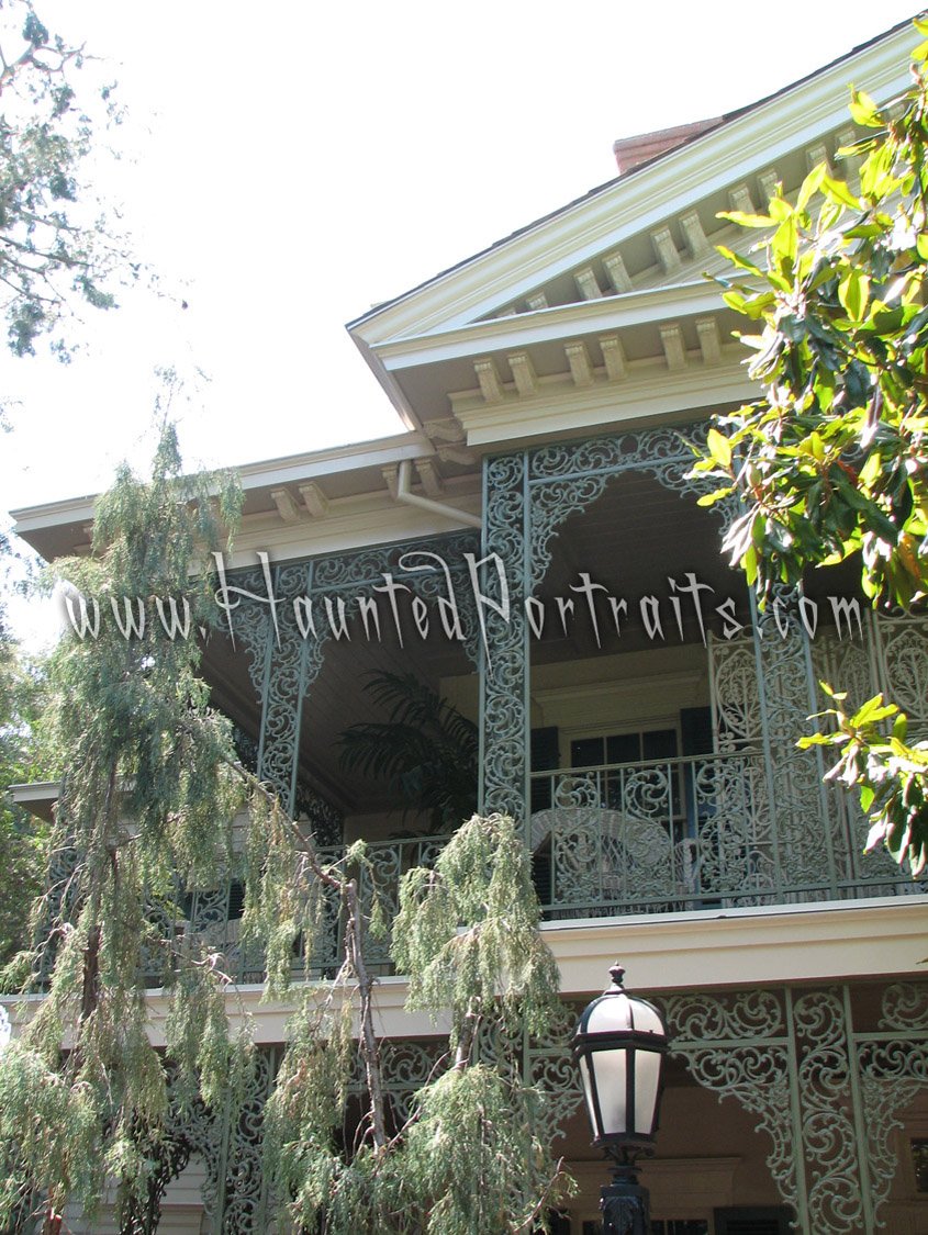 ironworkonthefrontofthehauntedmansion2.jpg